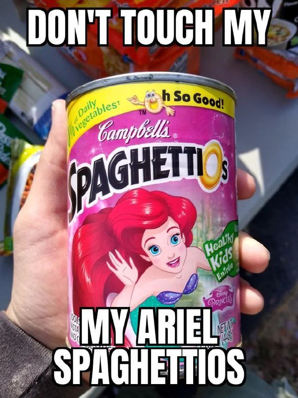 Не трогай мои Spaghettios с Ариэль Мем с изображением руки, держащей банку Spaghettios с Ариэль и надписью «Не трогай мои Spaghettios с Ариэль».