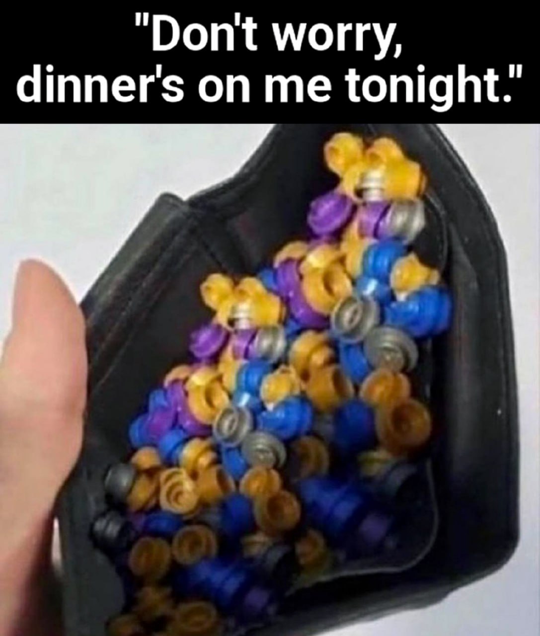 Don't worry, dinner's on me tonight Кошелек, полный разноцветных пластиковых колец, с надписью "Don't worry, dinner's on me tonight."