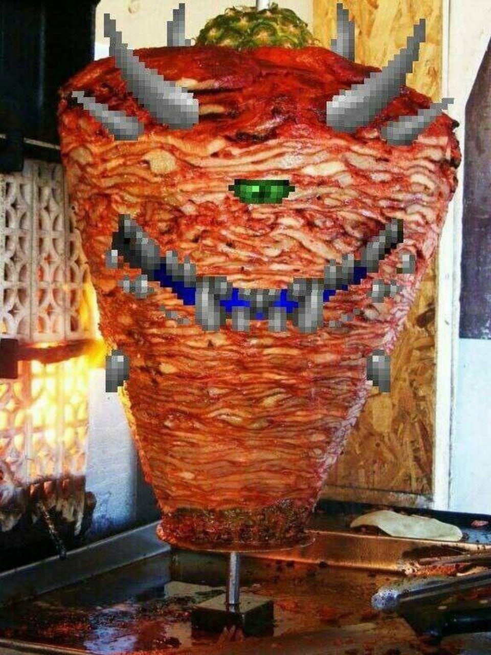 Мясной монстр из Doom Мясной монстр, сделанный из донера с пиксельными глазами и ртом из игры Doom