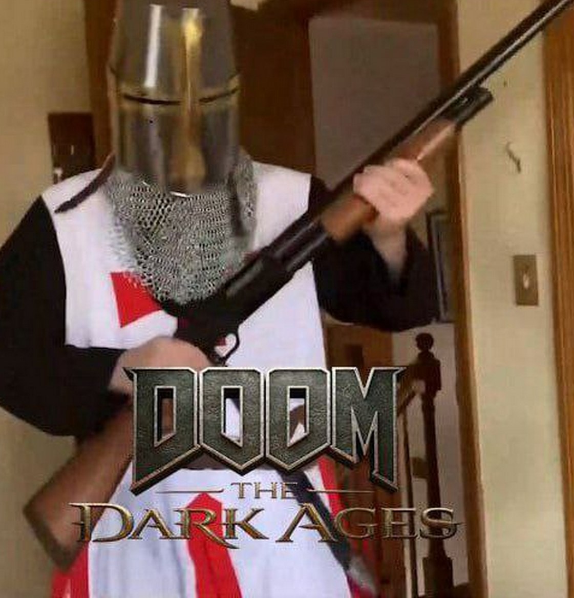 Рыцарь с дробовиком Doom The Dark Ages Мужчина в костюме рыцаря с дробовиком и надписью Doom The Dark Ages.