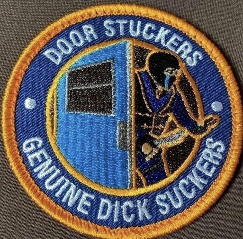 Шеврон Door Stuckers Genuine Dick Suckers Шеврон Door Stuckers Genuine Dick Suckers, с изображением человечка, застрявшего в двери