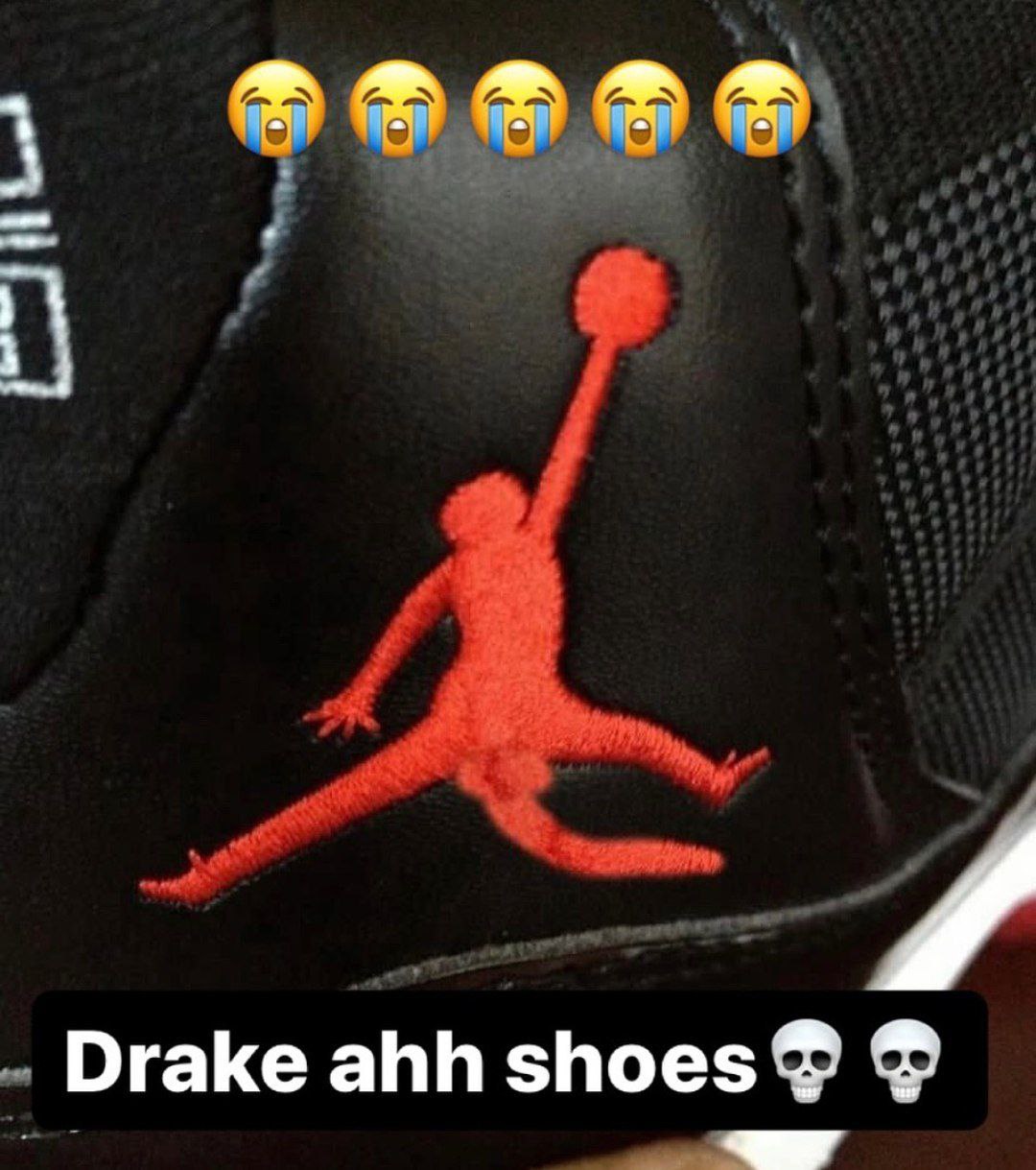 Drake ahh shoes Мем с кроссовками Air Jordan, на которых логотип Jumpman выглядит искаженным и неправильным, сопровождаемый смайликами плача и надписью «Drake ahh shoes».