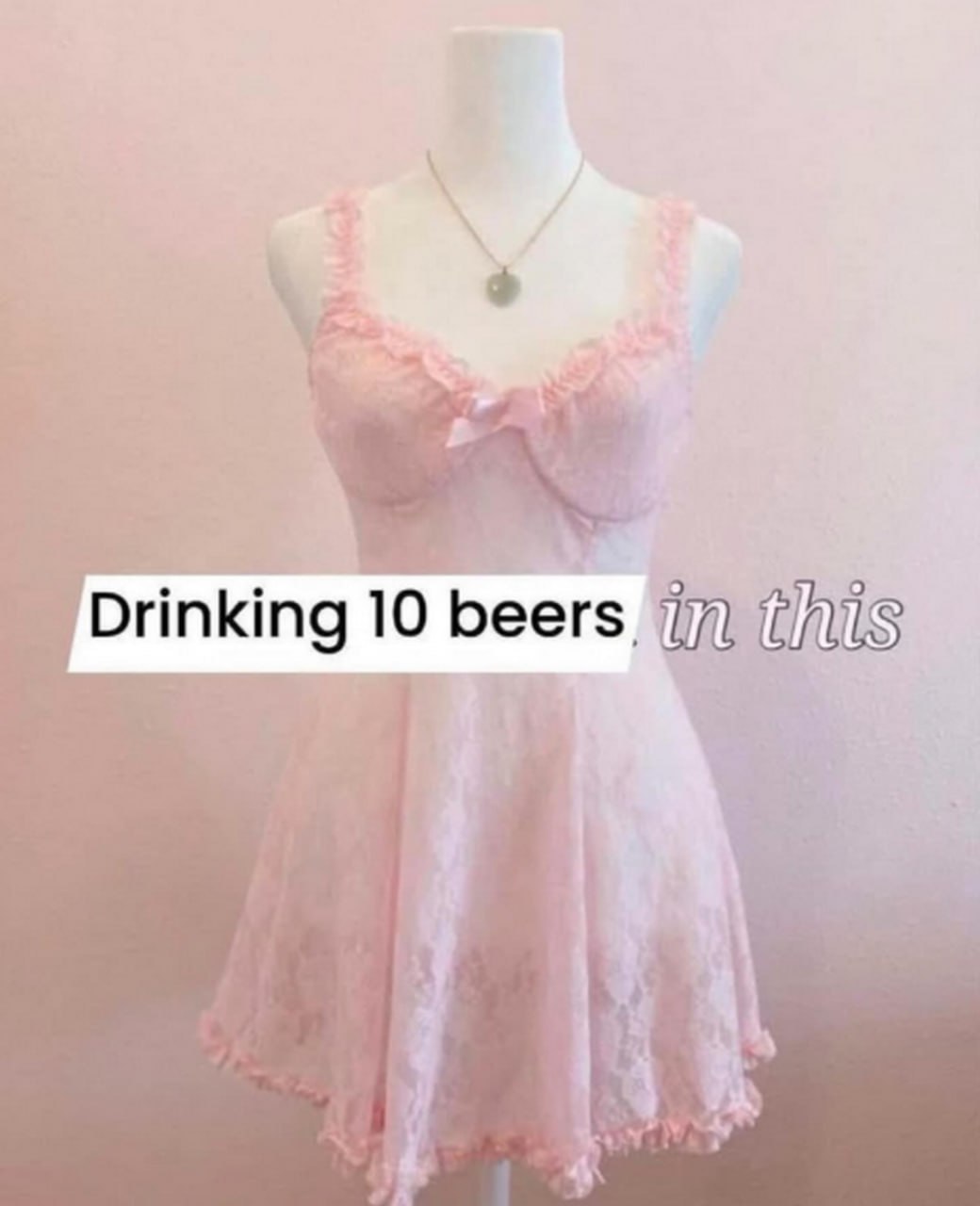 Drinking 10 beers in this Нарядное розовое кружевное платье на манекене с надписью «Drinking 10 beers in this»