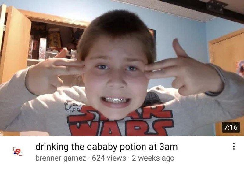 Drinking the dababy potion at 3am Мальчик в футболке "Звёздные войны" показывает руками пистолеты у висков и демонстрирует грилзы во рту, имитируя реакцию на "зелье dababy" в 3 часа ночи.