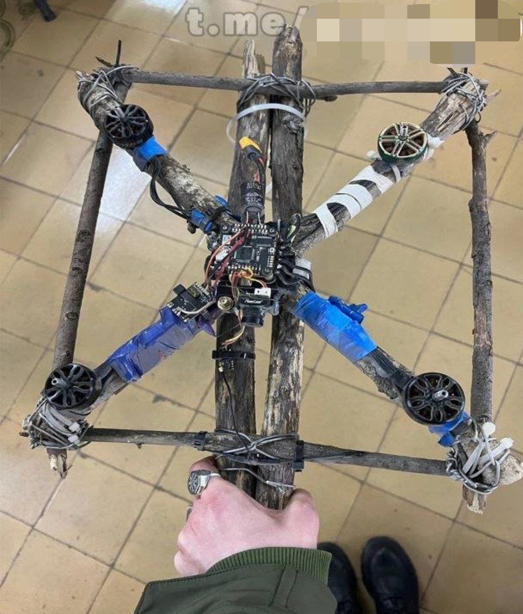 Дрон, сделанный из веток и изоленты, с прикрепленными моторами и платой