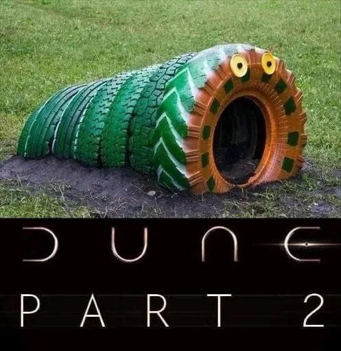 Dune Part 2 Червь из шин Мем про песчаного червя из «Дюны», сделанного из старых шин на детской площадке