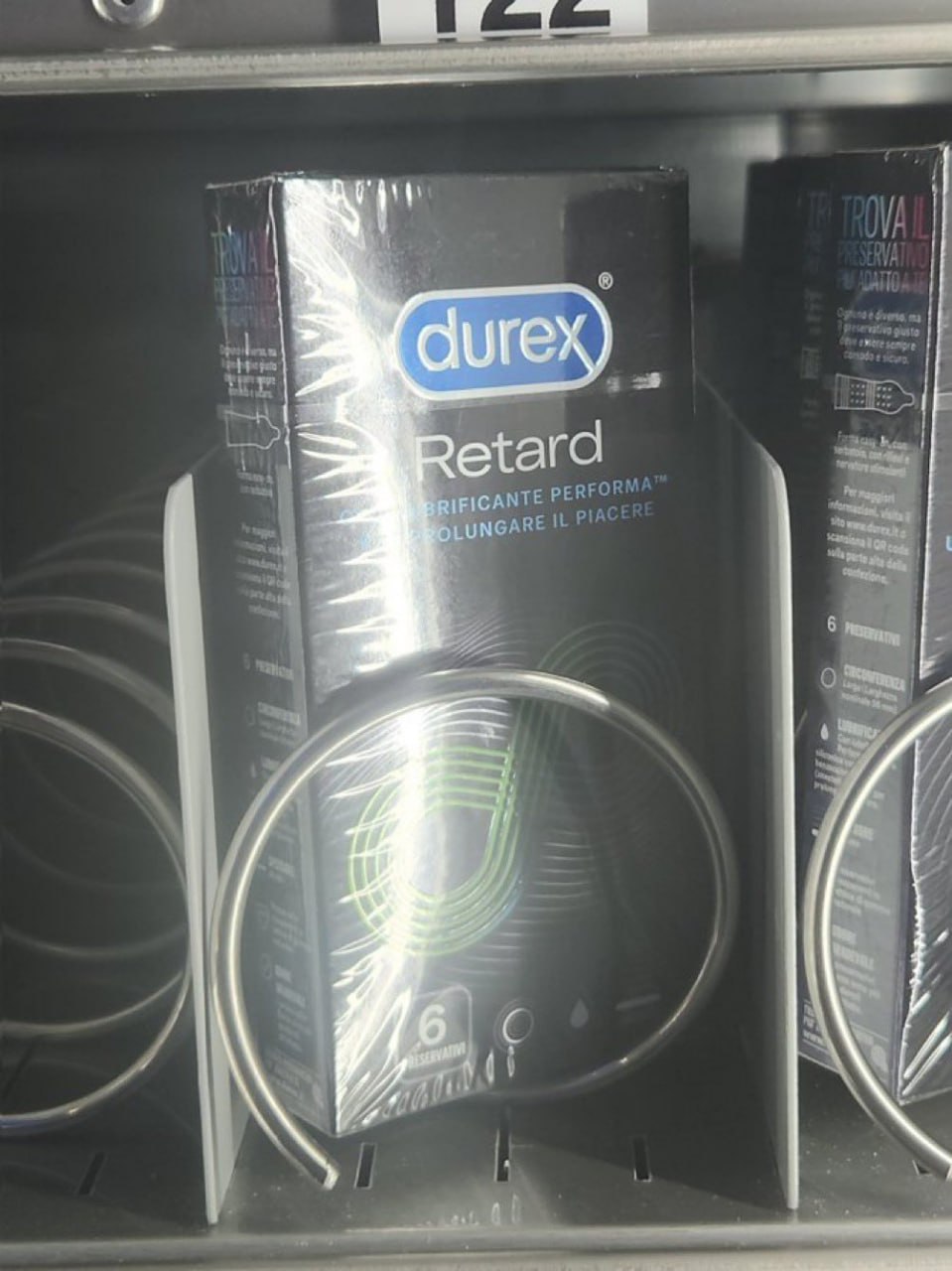 Презервативы Durex Retard в торговом автомате Упаковка презервативов Durex Retard в торговом автомате.