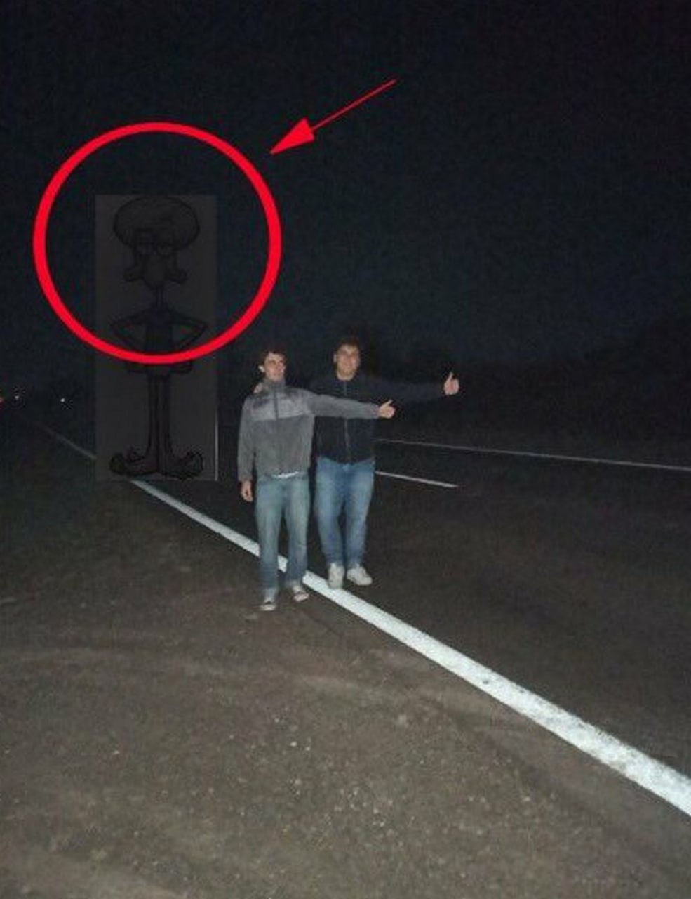 Два парня на дороге и Сквидвард Двое парней голосуют на ночной дороге, а над ними парит прозрачный Сквидвард из Спанч Боба