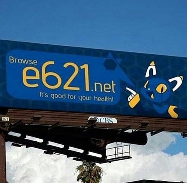 Рекламный щит e621.net Мем с рекламным щитом, на котором написано «Browse e621.net It's good for your health!» и изображен мультяшный персонаж
