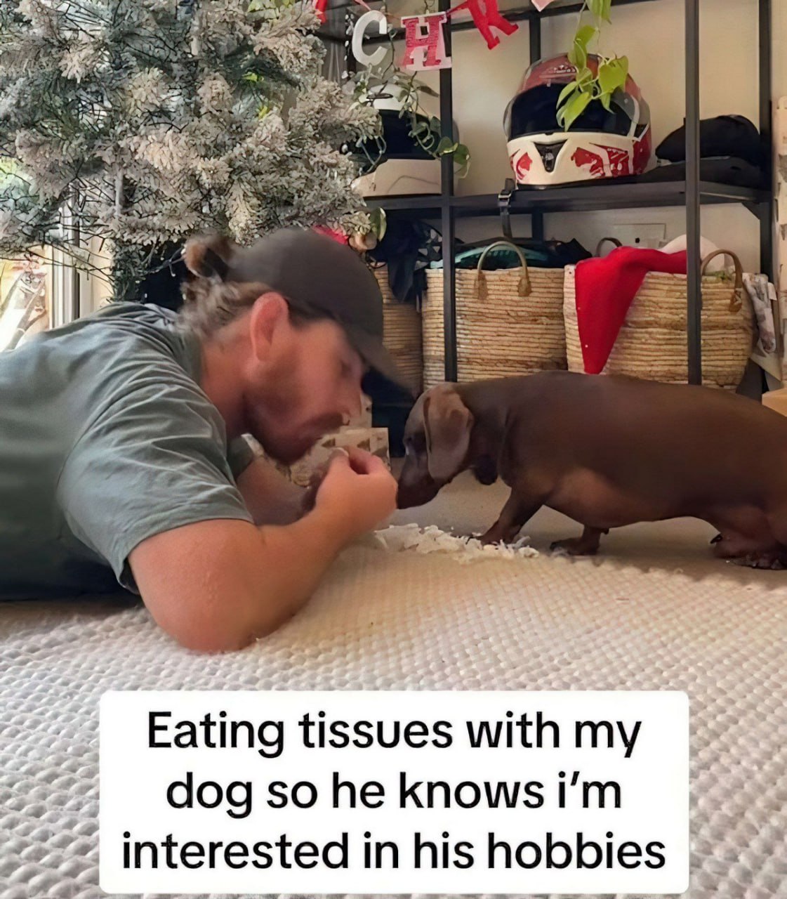 Eating tissues with my dog Мужчина ест салфетки со своей собакой, чтобы показать ей, что интересуется ее хобби
