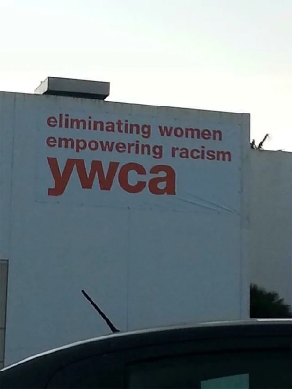 Устранение женщин и расизма Мем с надписью на здании 'eliminating women empowering racism ywca', где отслоилась часть баннера