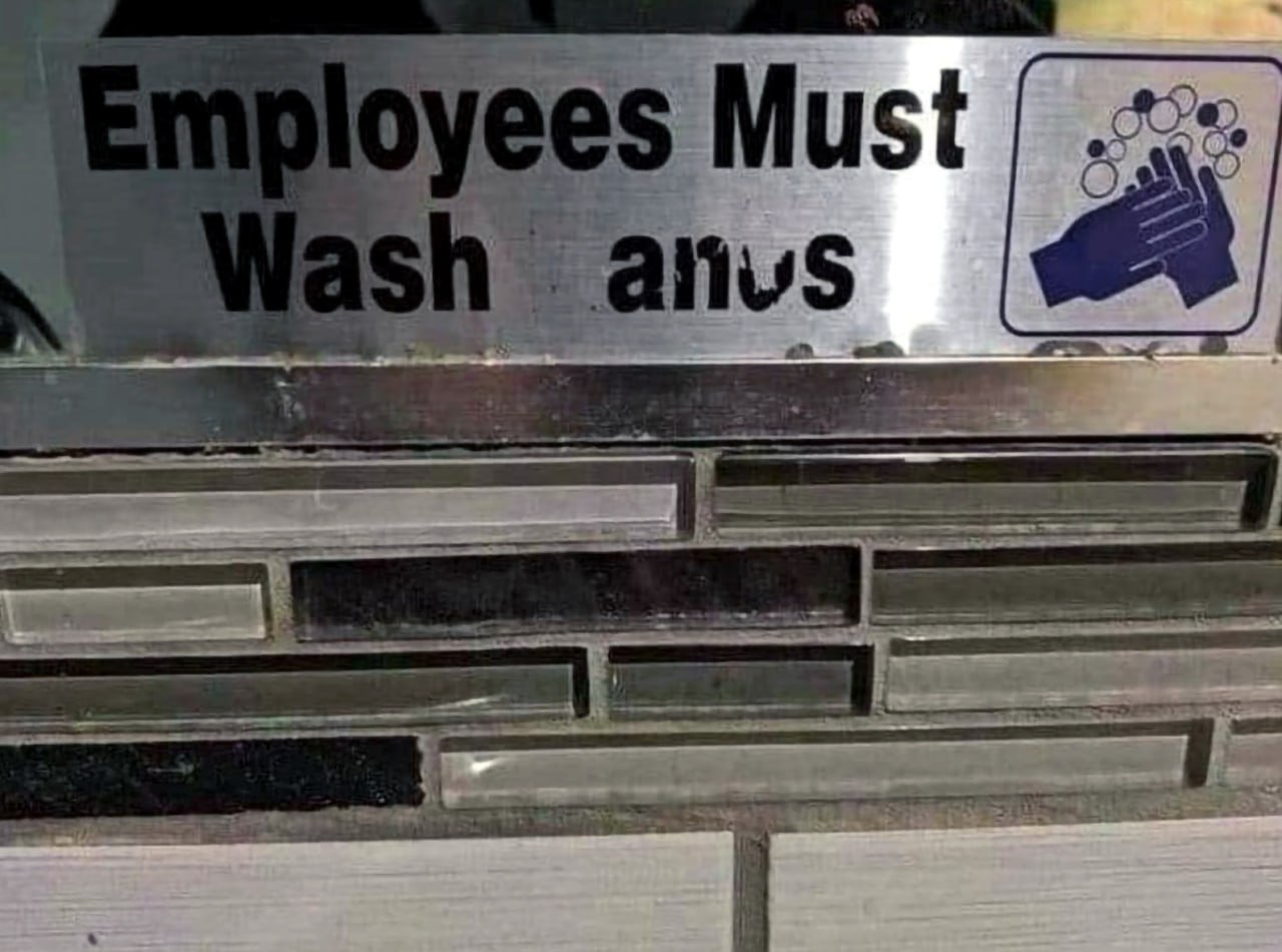 Сотрудники должны мыть анус Мем с табличкой "Employees Must Wash Anus"
