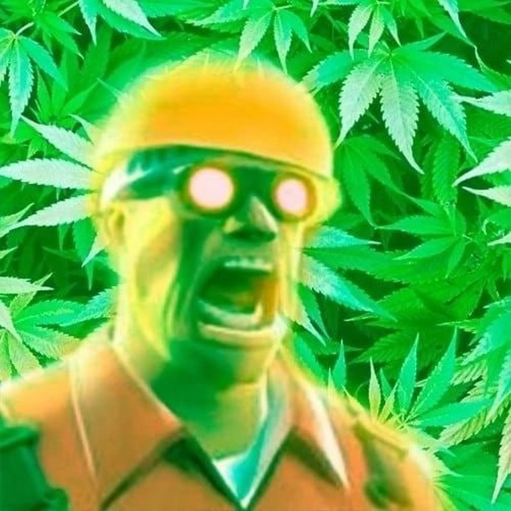 Инженер в конопле Мем с кричащим инженером из Team Fortress 2 на фоне листьев конопли