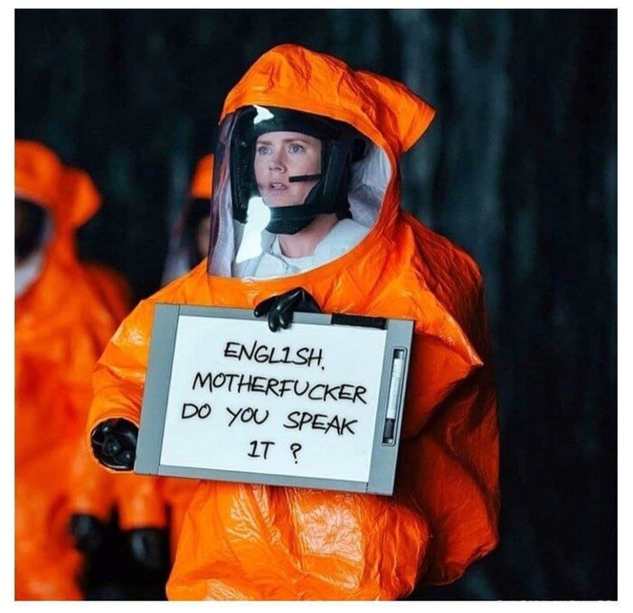 EngliSh, motherfucker, do you speak it? Эми Адамс в оранжевом защитном костюме с табличкой "EngliSh, motherfucker, do you speak it?"
