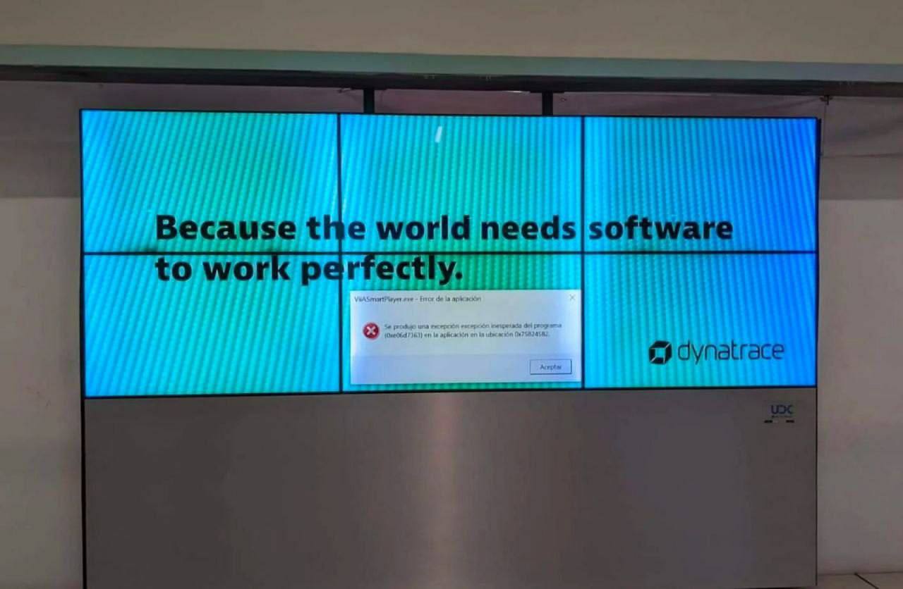 Окно ошибки на рекламном экране Экран с рекламным сообщением "Because the world needs software to work perfectly" и ошибкой приложения VIA SmartPlayer