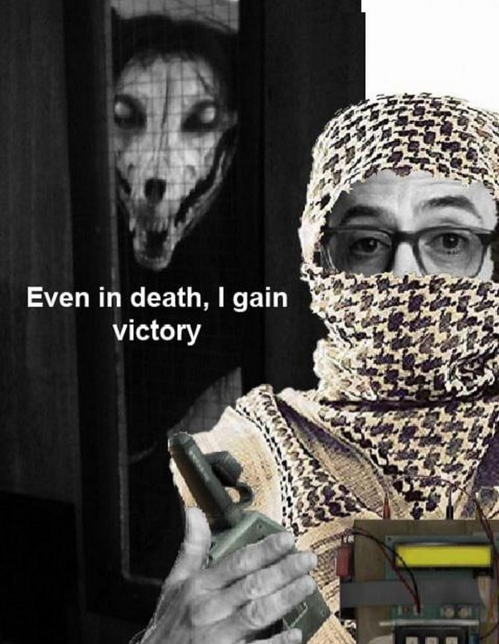 Even in death, I gain victory Мем с жутким существом и мужчиной в куфии с детонатором, надпись «Even in death, I gain victory».