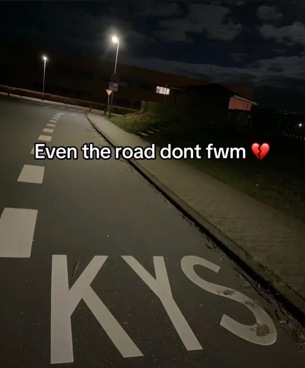Даже дорога меня не хочет Мем, где надпись на дороге "KYS" и текст "Даже дорога меня не хочет" создают депрессивное настроение.
