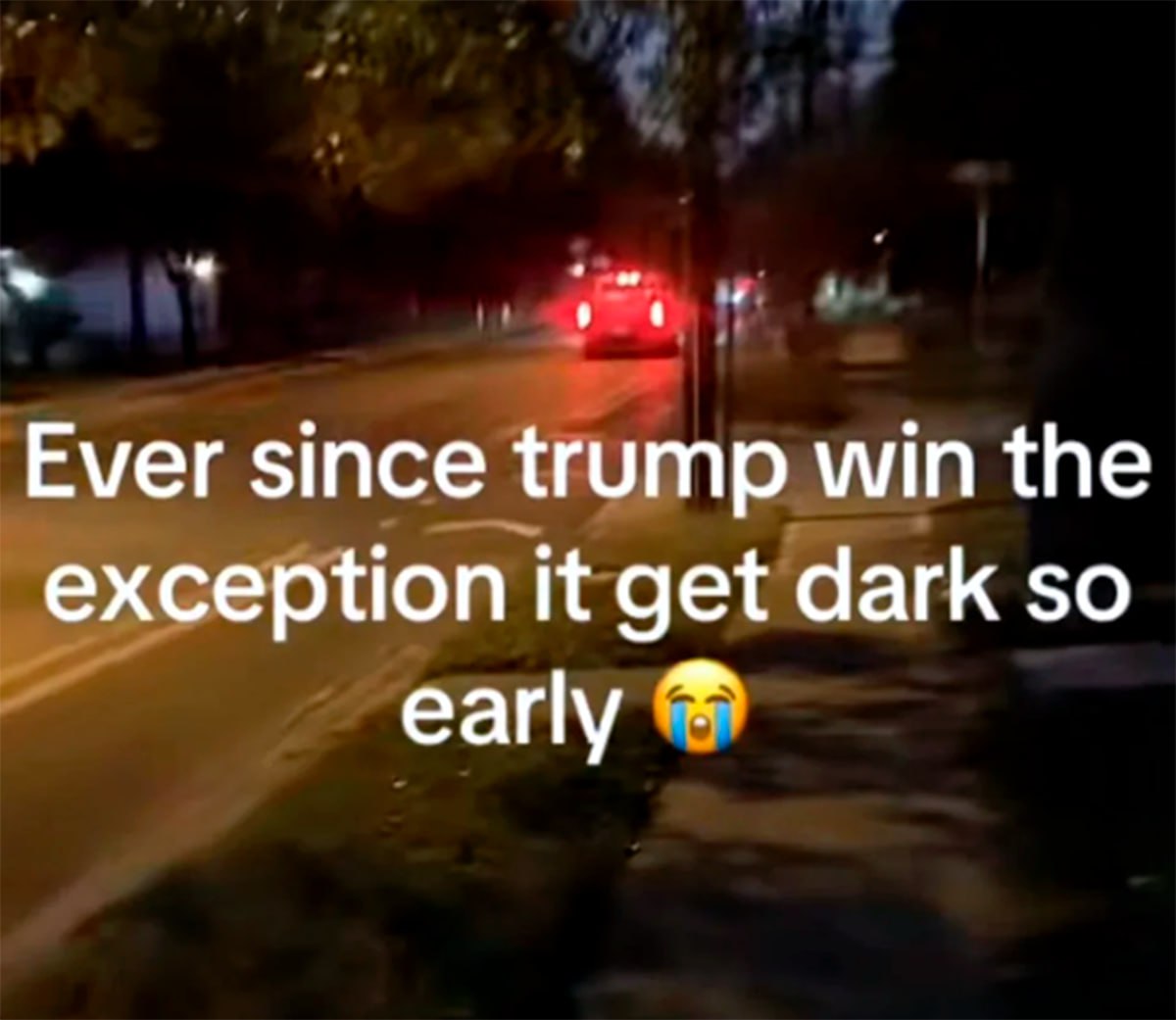 С тех пор как Трамп выиграл исключение Мем "Ever since trump win the exception it get dark so early" с плачущим эмодзи