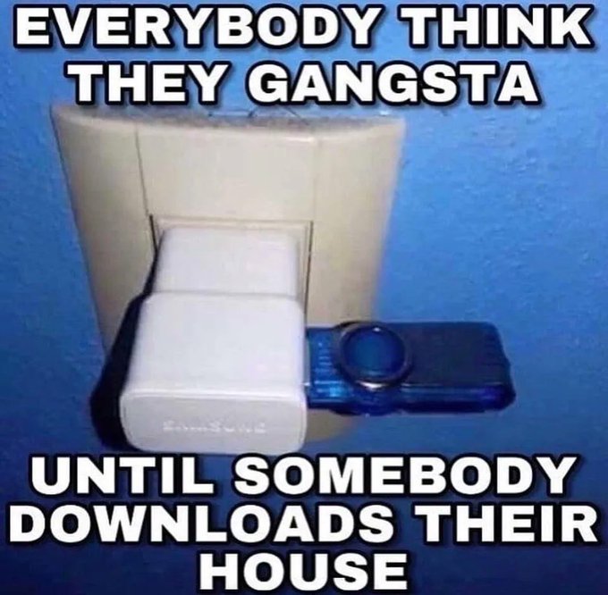 Everybody think they gangsta until somebody downloads their house Метод подключения флешки к зарядному устройству, воткнутому в розетку.