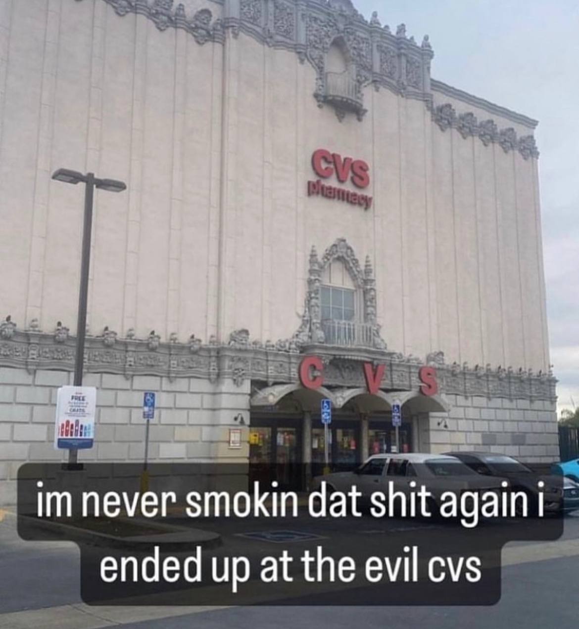 Злая аптека CVS Мем со зданием аптеки CVS, оформленной в готическом или необычном архитектурном стиле, с надписью «im never smokin dat shit again i ended up at the evil cvs».