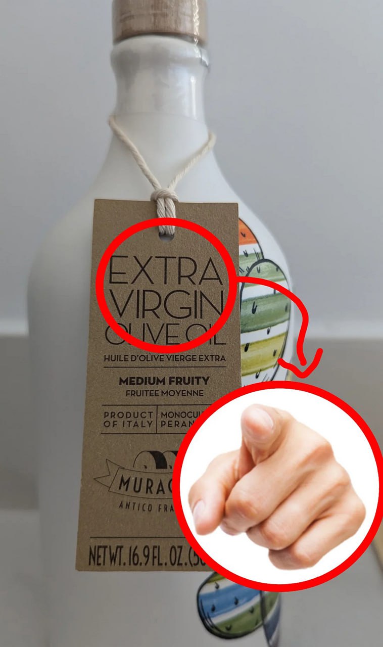 Extra virgin olive oil Мем, где рука указывает на человека, превращая надпись на бутылке оливкового масла "extra virgin" в шутку о невинности