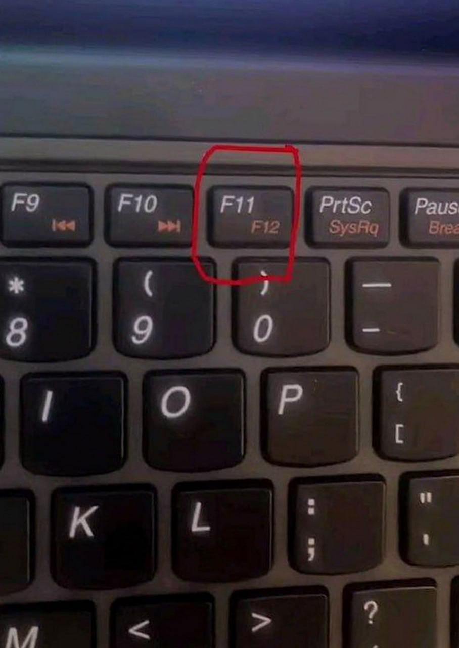 Кнопки F11 F12 на клавиатуре Крупный план кнопок F11 и F12 на клавиатуре ноутбука, обведенных красным кружком.