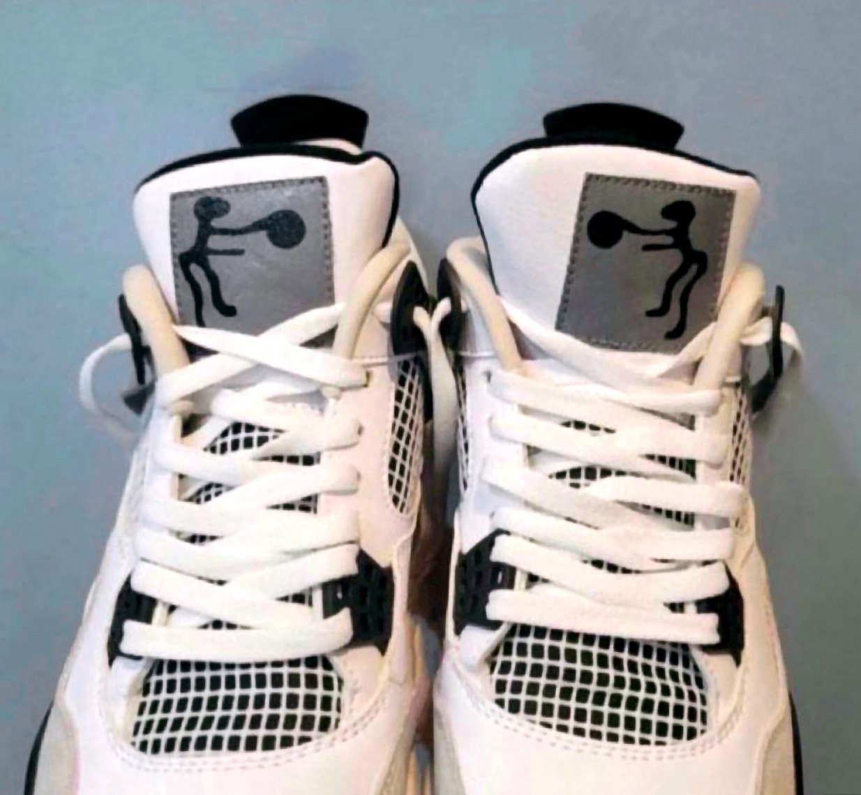 Поддельные кроссовки Jordan с толстым человеком Кроссовки Jordan с пародией на логотип Jumpman, где изображён толстый человечек