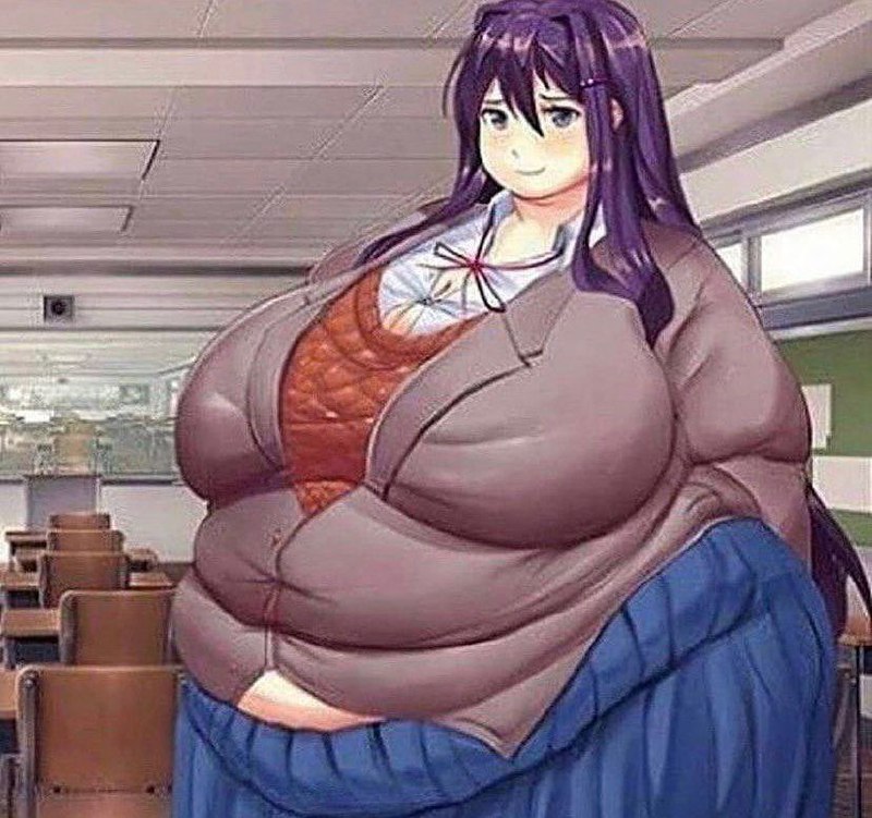 Толстая Юри из Doki Doki Literature Club Изображение Юри из "Doki Doki Literature Club" в очень сильно избыточном весе, стоящей в школьном классе и улыбающейся