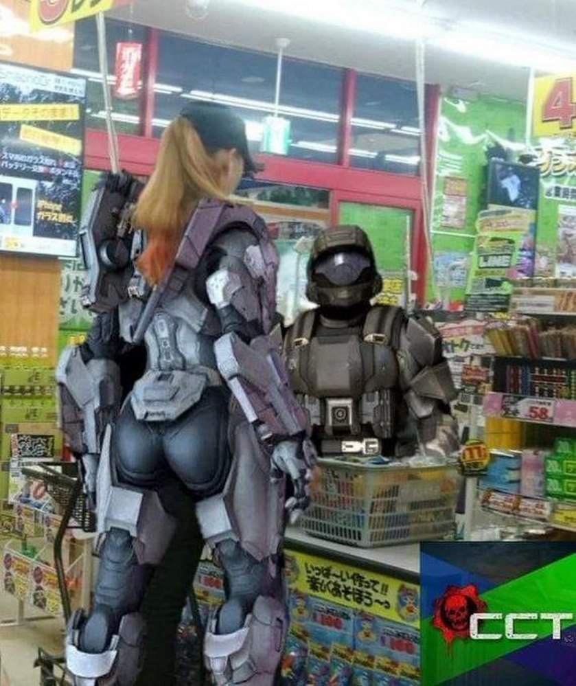 Женщина в костюме спартанца Halo Женщина в костюме спартанца из игры Halo в магазине, спиной к зрителю