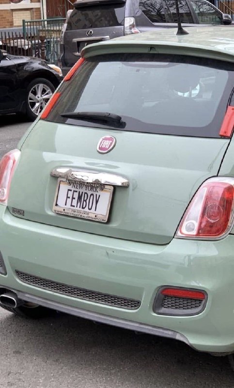 Номерной знак Femboy Автомобиль Fiat 500 со смешным номерным знаком Femboy