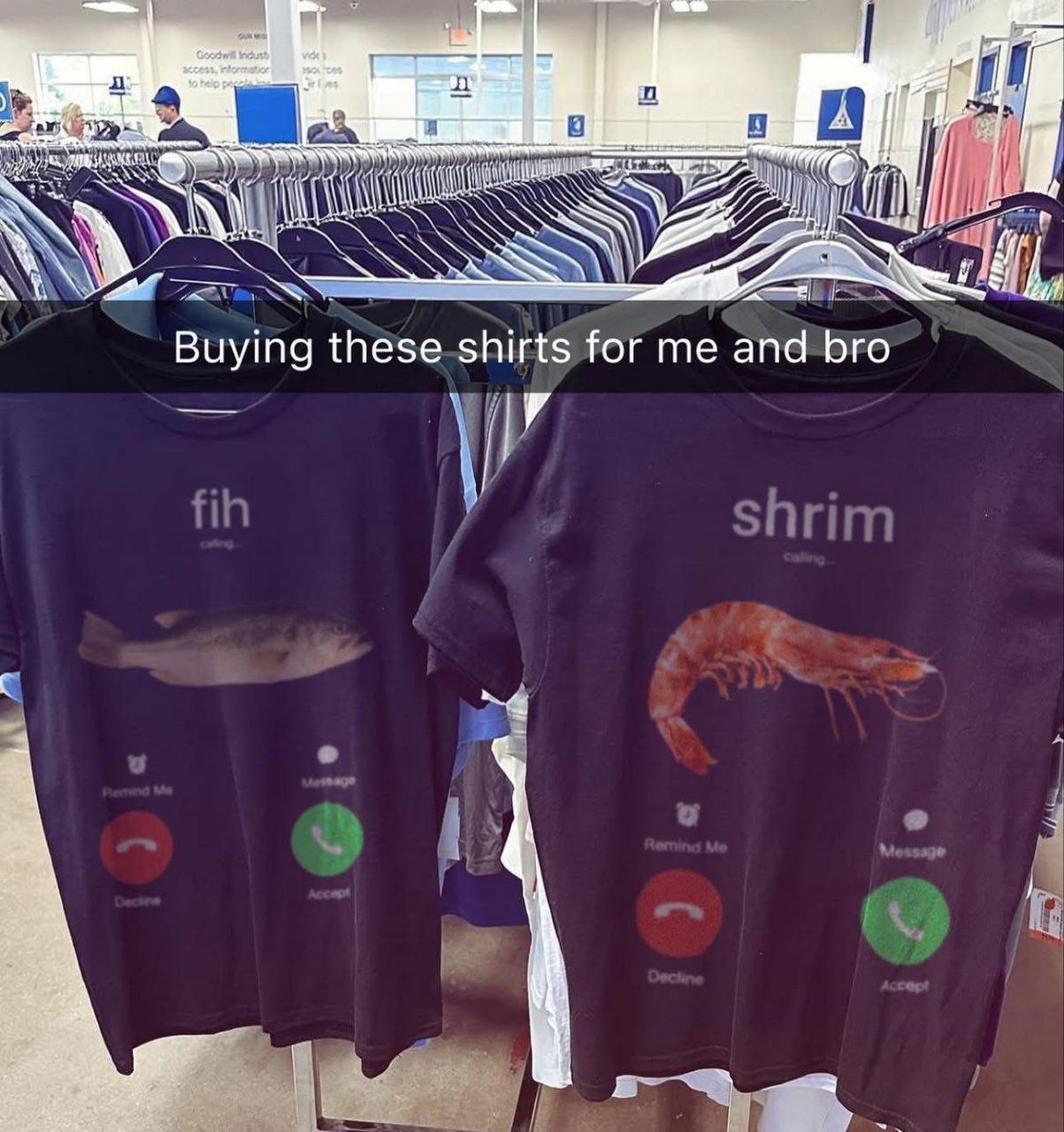 Футболки "Fih calling" и "Shrim calling" Фотография двух футболок с надписями "Fih calling" и "Shrim calling", стилизованных под входящий звонок на смартфоне