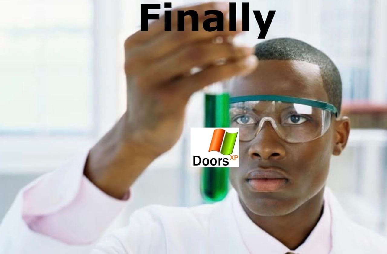 Наконец-то Doors XP Мужчина в лабораторном халате держит пробирку с логотипом Doors XP и надписью "Finally".