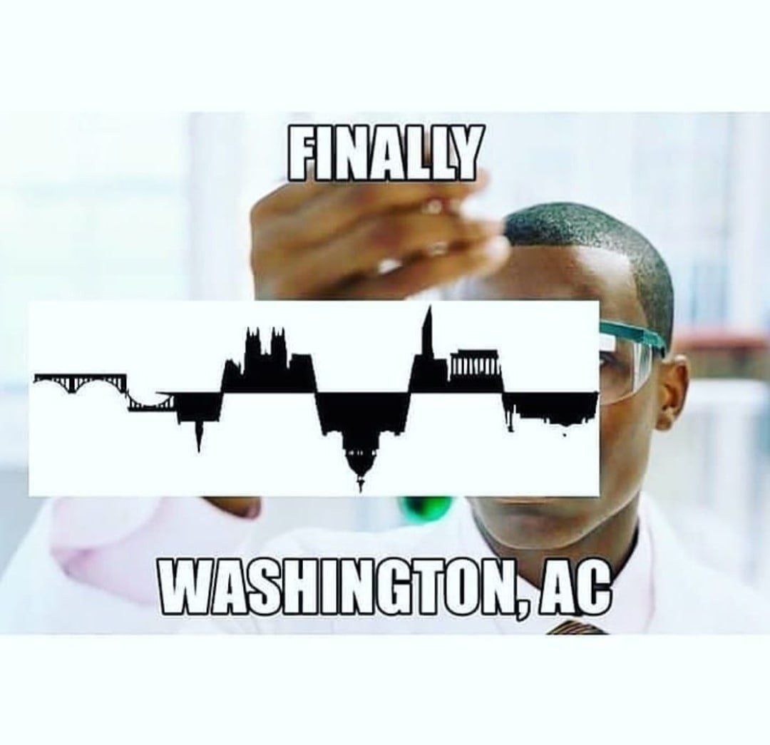 Finally, Washington, AC Мем с учёным, который "изобрёл" Вашингтон на переменном токе (AC), объединив аббревиатуры DC и AC в шутке над географическим названием Washington, DC