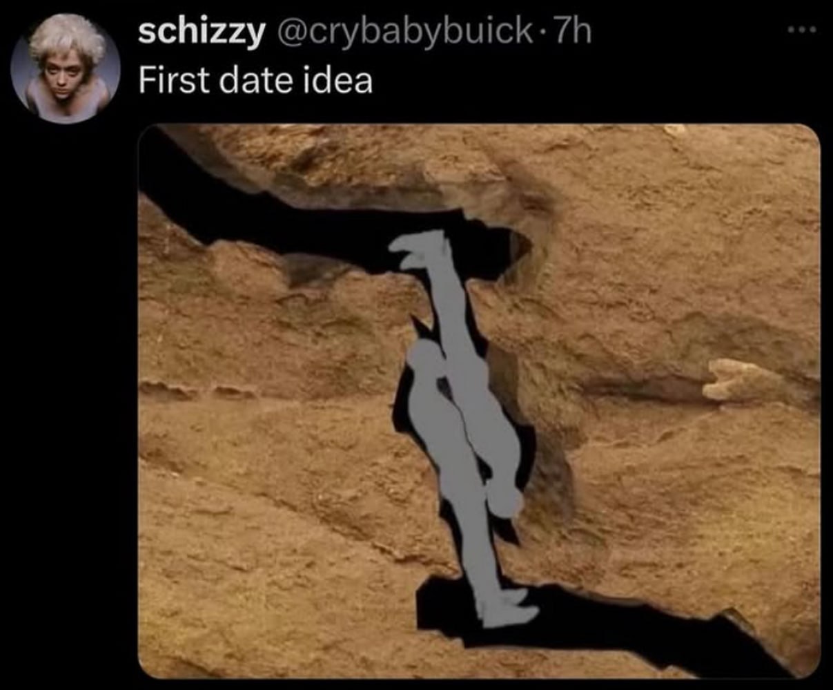 Идея для первого свидания Мем с твита пользователя schizzy (@crybabybuick), в котором он предлагает идею для первого свидания, показывая изображение двух людей, застрявших в узком проходе в скале.