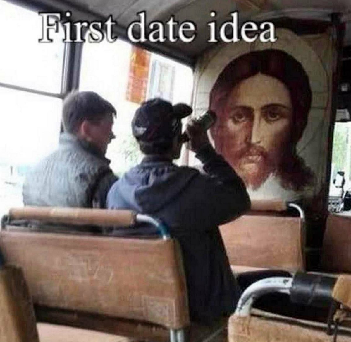 First date idea Мужчина пьет из бутылки на заднем сиденье автобуса или маршрутки рядом с изображением Иисуса, а надпись гласит «First date idea» (Идея для первого свидания).