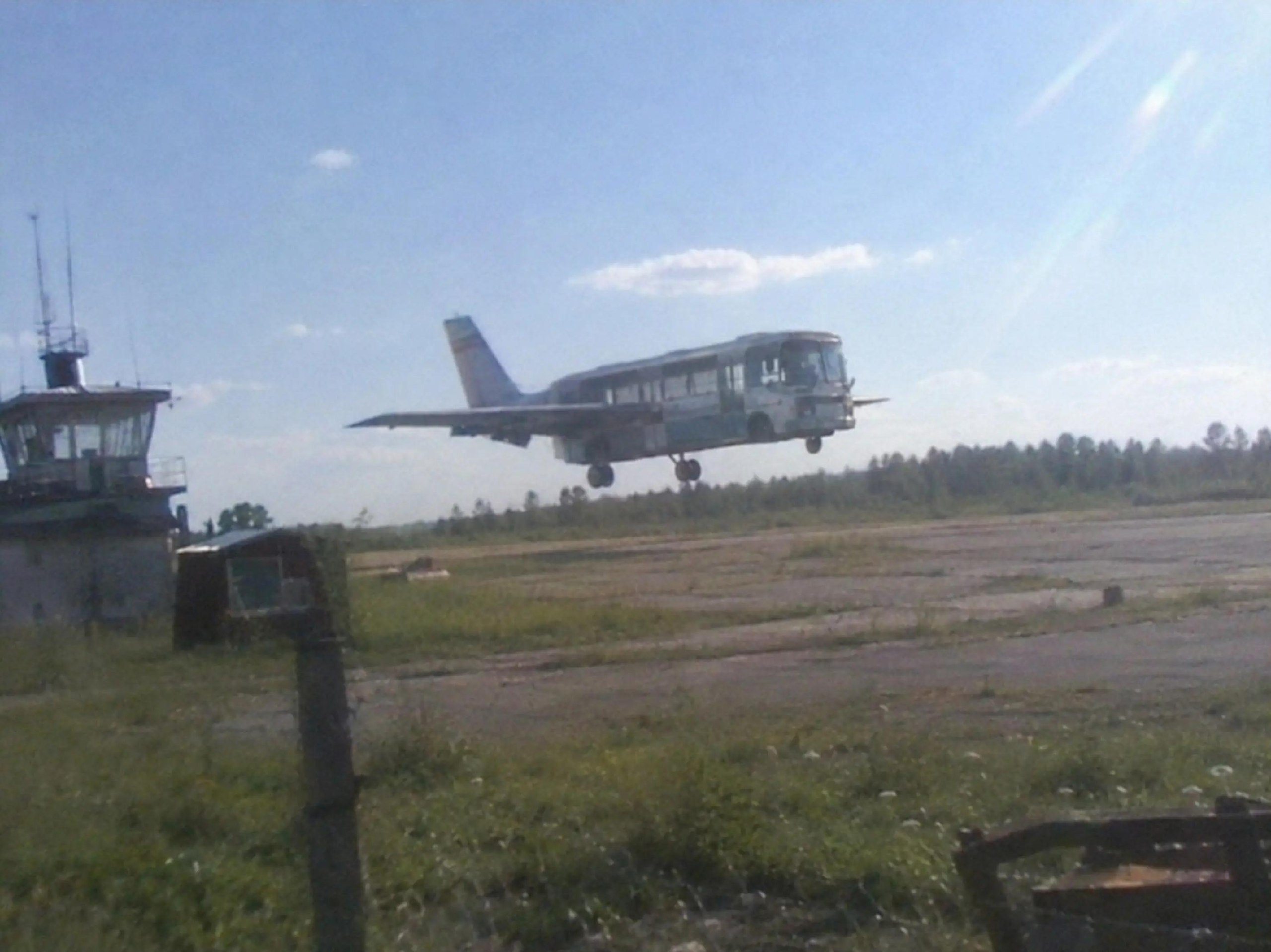 Автобус с крыльями взлетает с аэродрома, превращаясь в странный самолёт