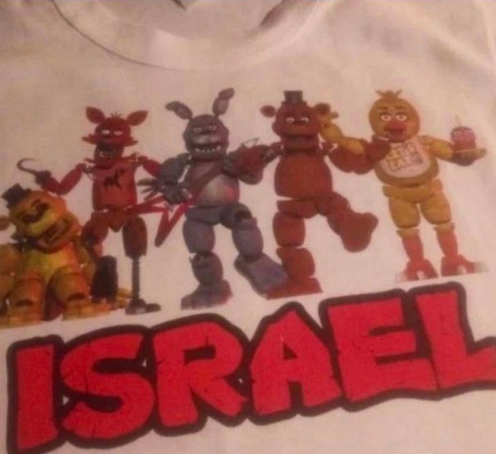 FNAF ISRAEL Персонажи из игры Five Nights at Freddy's стоят в ряд на белой футболке, а под ними крупными красными буквами написано слово «ISRAEL».