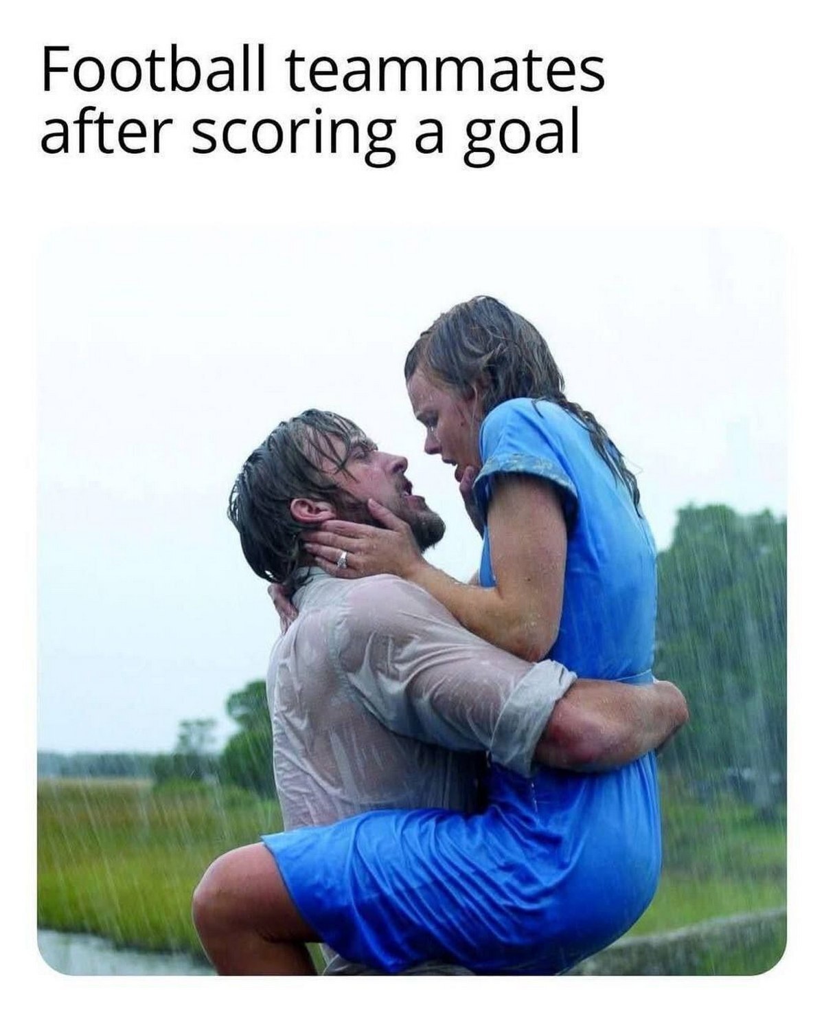 Football teammates after scoring a goal Футбольные товарищи по команде после забитого гола