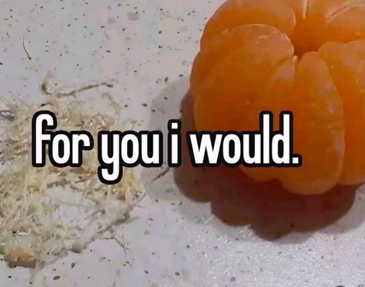 Оранжевый фрукт на столе с надписью «For you i would.»