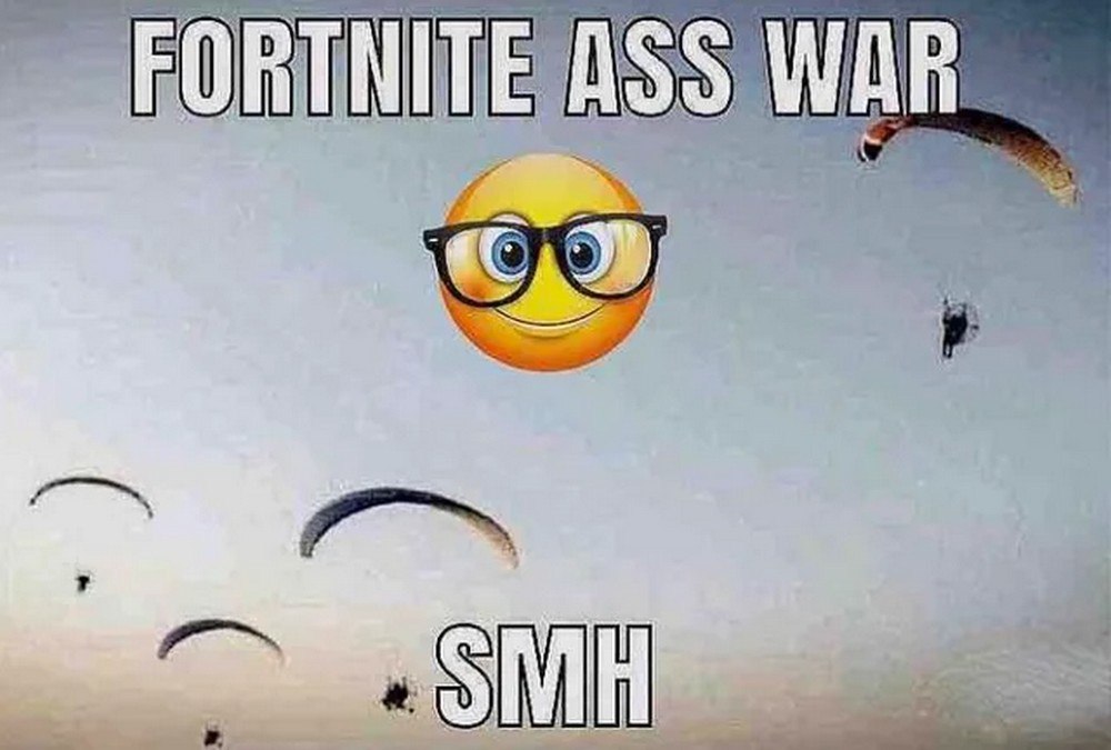 Fortnite Ass War Умный смайлик с очками и надписью «Fortnite Ass War. Smh».