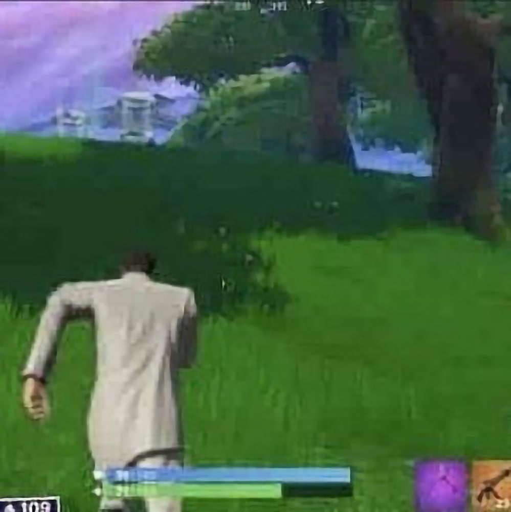 Персонаж убегает от бури в Fortnite Геймплей игры Fortnite на экране с видом от третьего лица, где персонаж убегает от бури или ищет убежище.