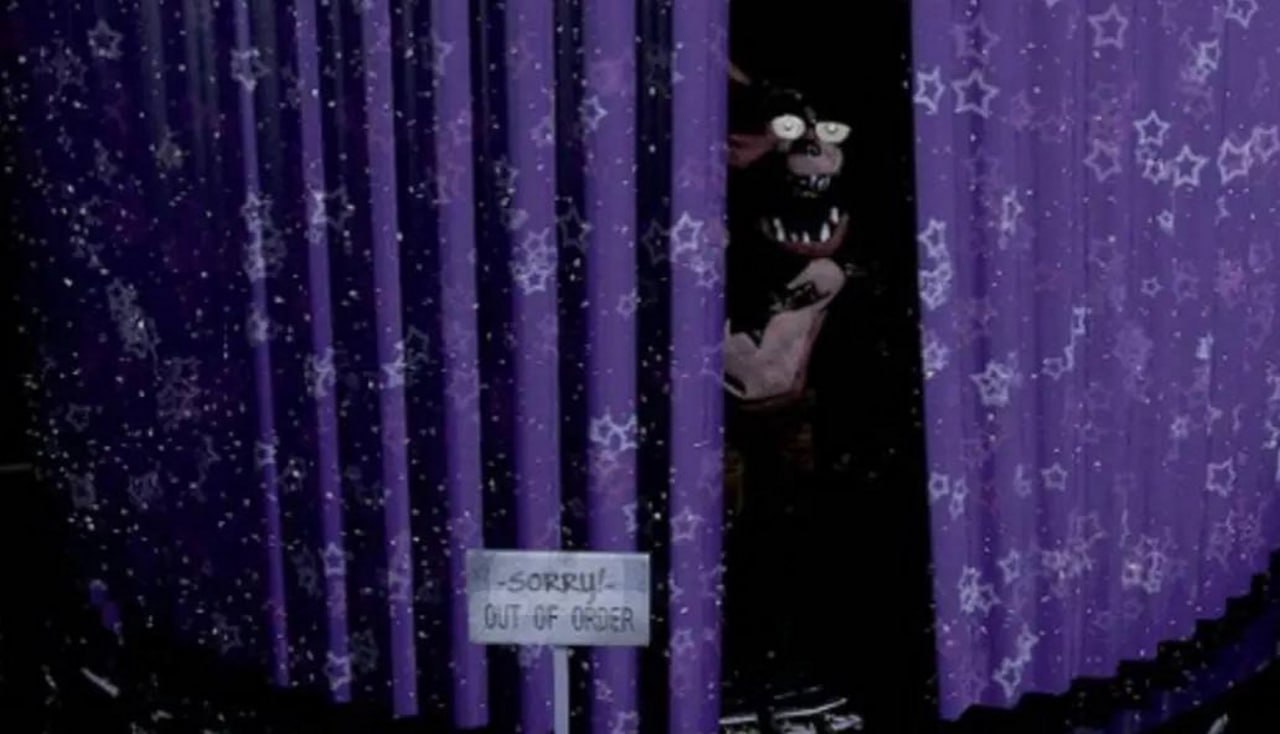 Foxy out of order Фокси из Five Nights at Freddy's выглядывает из-за занавесок с табличкой "Извините! Не работает"