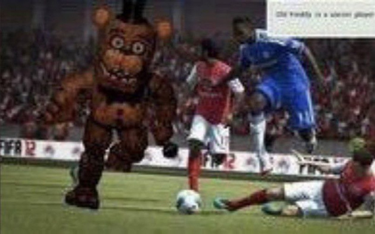 Фредди Фазбер футбольный игрок Фредди Фазбер, футбольный игрок из Five Nights at Freddy's, бежит по полю в FIFA 12, пытаясь забрать мяч у другого игрока.