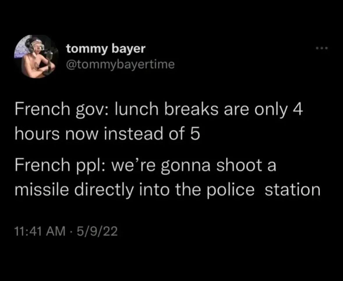 French gov: lunch breaks are only 4 hours now instead of 5 Мем о том, как французское правительство сократило обеденный перерыв с пяти до четырех часов, а люди отреагировали угрозой запустить ракету в полицейский участок.