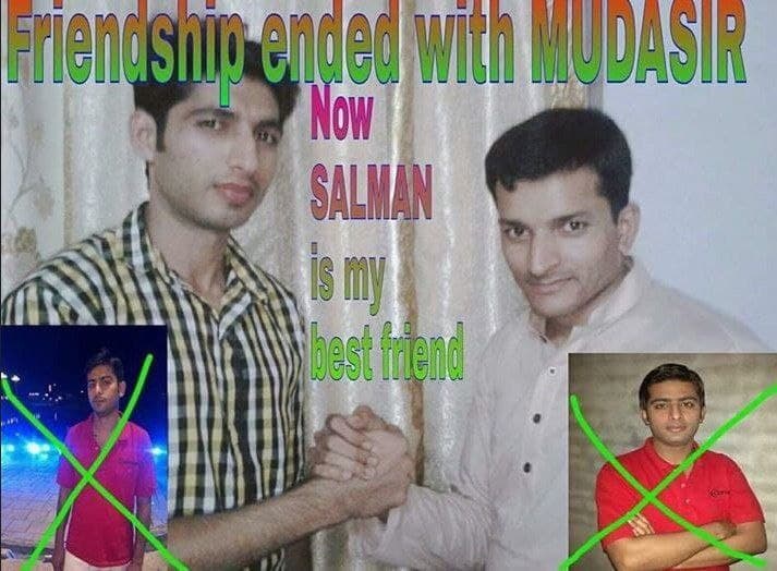 Friendship ended with Mudasir Мем "Дружба закончилась с Мудасиром, теперь Салман мой лучший друг" с двумя мужчинами, пожимающими друг другу руки, и зачеркнутыми фотографиями другого мужчины