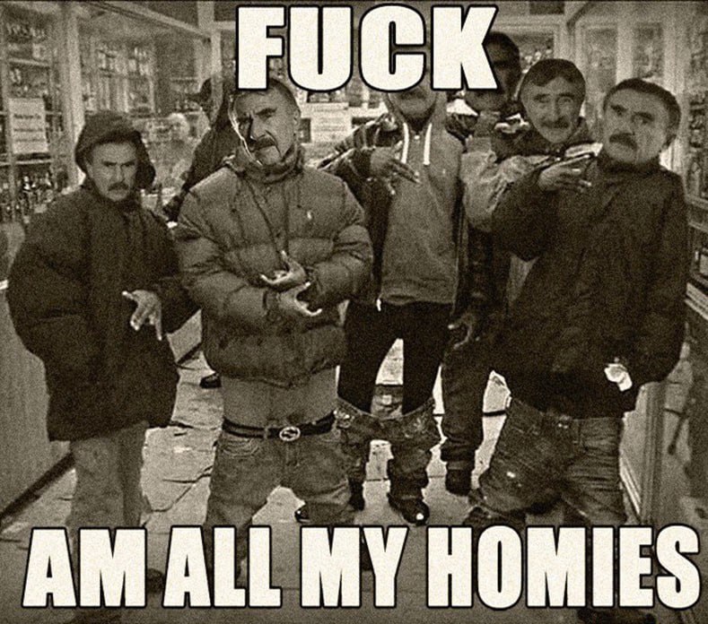 FUCK AM ALL MY HOMIES Мем с несколькими Иосифами Сталиными в хип-хоп одежде и фразой "FUCK AM ALL MY HOMIES".