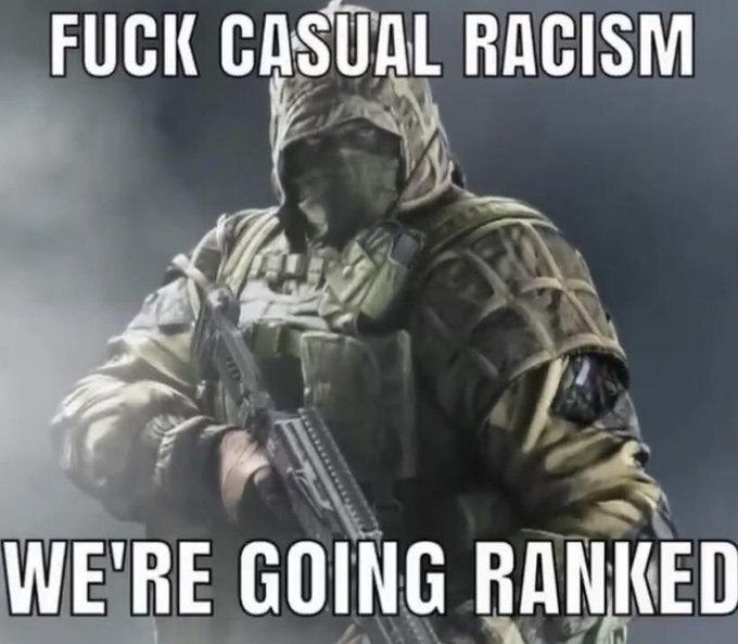 Fuck casual racism we’re going ranked Мем с вооружённым бойцом в балахоне и маске, который заявляет, что хватит лёгкого расизма, пора идти в ранговые игры.