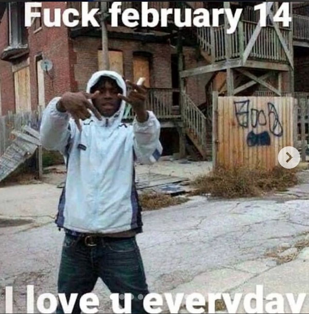Fuck february 14 I love u everyday Мужчина в капюшоне показывает неприличные жесты на фоне старых зданий с надписью «Fuck february 14 I love u everyday»
