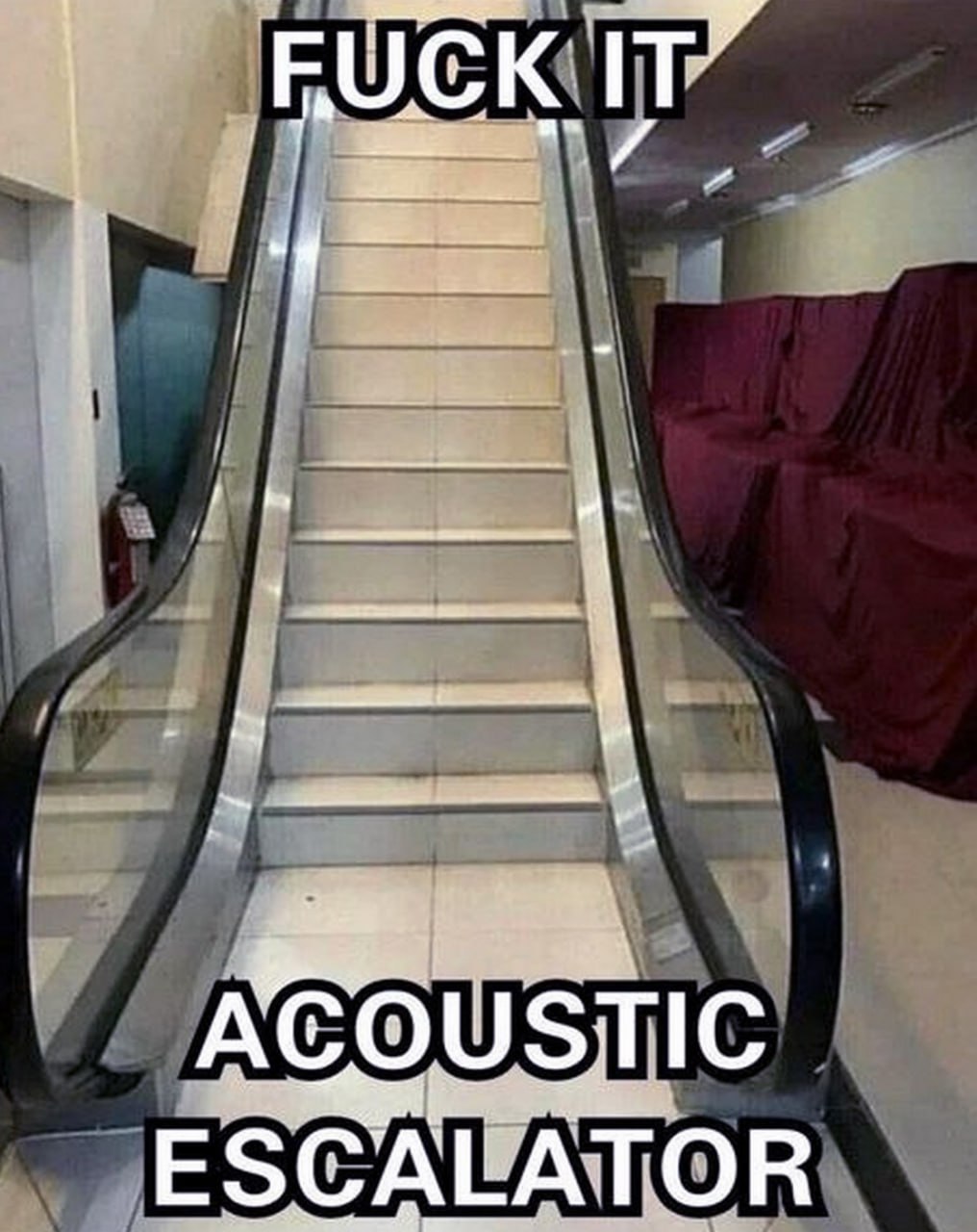 Fuck it acoustic escalator Неработающий эскалатор как обычная лестница, подписанный как «акустический эскалатор».