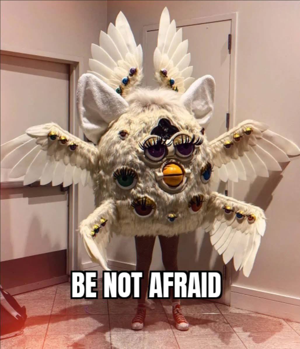 Furby Be not afraid Ангелоподобный Фёрби с крыльями и множеством глаз, говорящий «Не бойся»